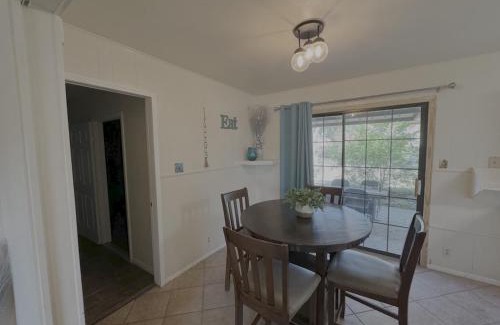 Lackland Terrace House | Latigo Haven - 7 mins to Lackland