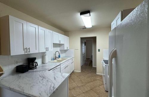 Lackland Terrace House | Latigo Haven - 7 mins to Lackland