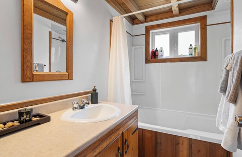 Val David Cabin | Laura: cozy comfort in Val-David, w/spa & firepit