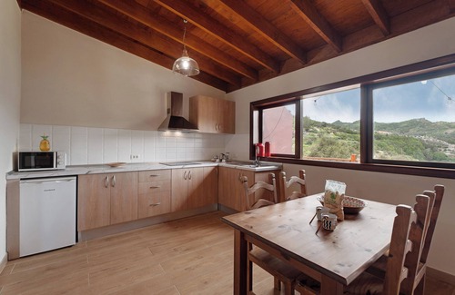Agulo Apartment | 'Laurel' Room with Mountain Views, Wi-Fi and Air Conditioning.