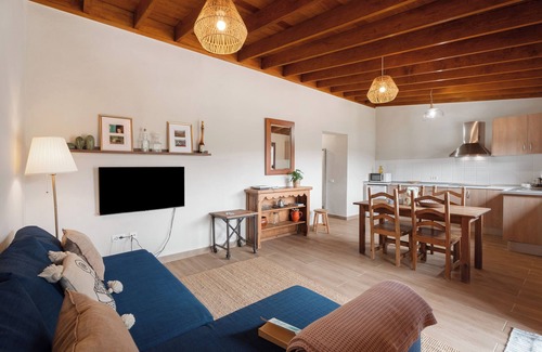 Agulo Apartment | 'Laurel' Room with Mountain Views, Wi-Fi and Air Conditioning.