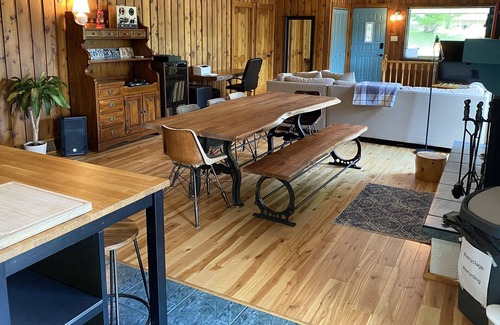 Sainte-Agathe-des-Monts Ski Chalet | Laurentides - Cozy ski retreat on the lake and close to city center w/fire pit