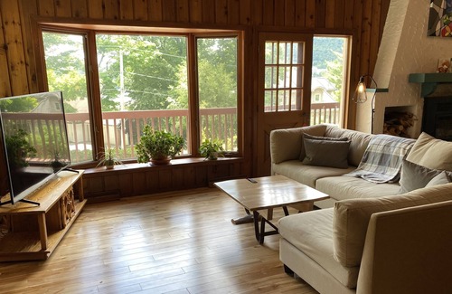 Sainte-Agathe-des-Monts Ski Chalet | Laurentides - Cozy ski retreat on the lake and close to city center w/fire pit