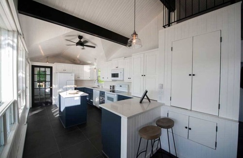 Harrington Cottage | Laurentian Lakeside Cottage 55, 4-season, 5-bedroom, 3.5 bath cottage sleeps 10