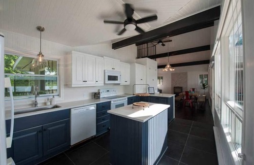 Harrington Cottage | Laurentian Lakeside Cottage 55, 4-season, 5-bedroom, 3.5 bath cottage sleeps 10