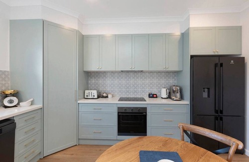 Warrnambool House | Lava House WIFI central heating/cooling CBD