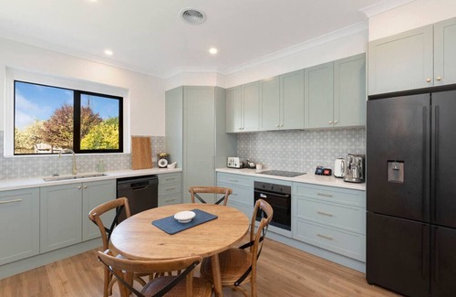 Warrnambool House | Lava House WIFI central heating/cooling CBD
