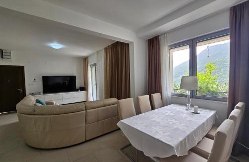 Donji Morinj Apartment | Lavender Bay В21