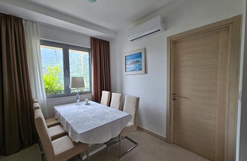 Donji Morinj Apartment | Lavender Bay В21