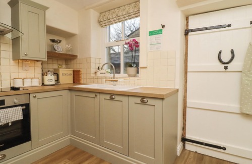 Threshfield Cottage | LAVENDER COTTAGE, pet friendly, with open fire in Threshfield