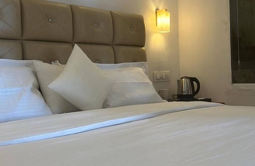 Thekkumbhagam Resort | LAVILLA LAKE RESORT AND RESTAURANT