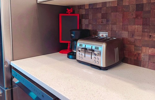 Woodlawn Apartment | Lavish 2/2 bath Near Lakeshore