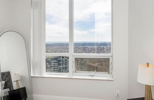 Downtown Mississauga Apartment | Lavish 2BR 2Bath Condo Steps to Square One Mall