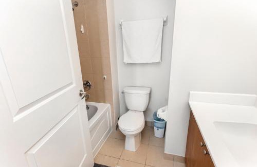 Downtown Mississauga Apartment | Lavish 2BR 2Bath Condo Steps to Square One Mall