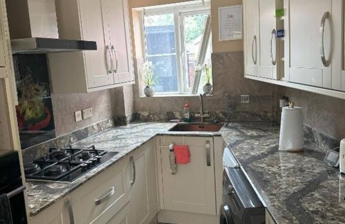 Heath House | Lavish 3 story house : Double Room with Shared Bathroom