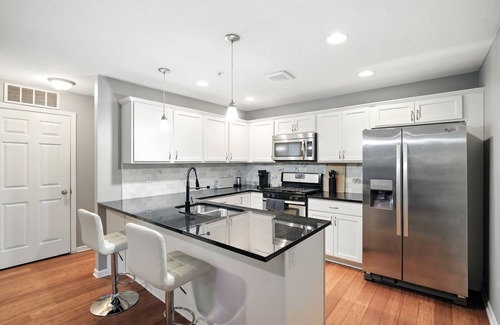 Lowry Hill East House | Lavish 3Bed 3Bath Condo in Uptown