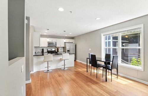 Lowry Hill East House | Lavish 3Bed 3Bath Condo in Uptown