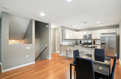 Lowry Hill East House | Lavish 3Bed 3Bath Condo in Uptown