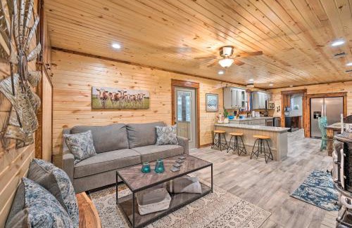 Broken Bow House | Lavish Broken Bow Home on 6 Acres with Hot Tub!