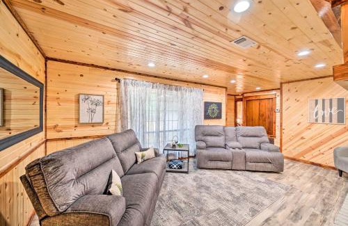 Broken Bow House | Lavish Broken Bow Home on 6 Acres with Hot Tub!