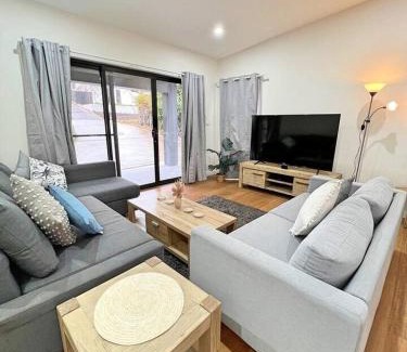Lyons House | Lavish in Lyons - 3bd 2bth Spacious & Modern Home