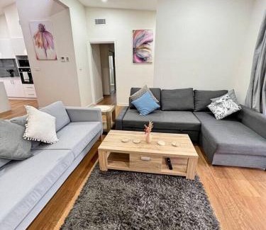 Lyons House | Lavish in Lyons - 3bd 2bth Spacious & Modern Home