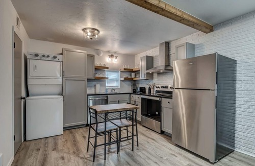Stillwater Apartment | Lavish style 2BR in Stillwater with Free Parking