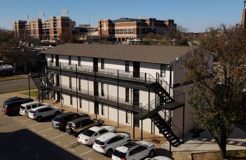Stillwater Apartment | Lavish style 2BR in Stillwater with Free Parking