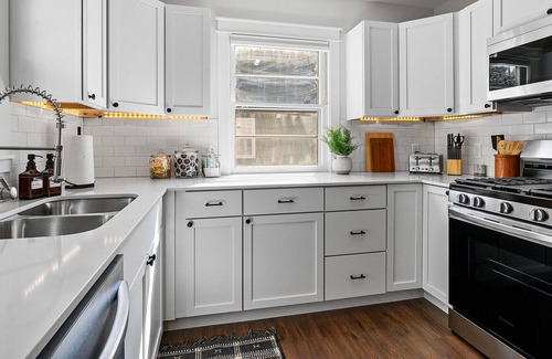 Hopkins House | Lavishly Renovated Family Friendly Home for You!