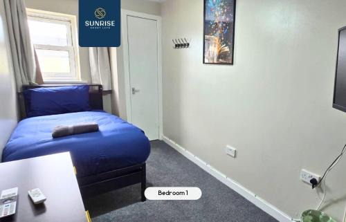 Dundee Apartment | LAW 1 - 4 Rooms, 4 Beds with TV's and Fans, BRAND NEW FURNITURE, FRESHLY REDECORATED Rooms, Free Private Parking, Fully Equipped, Group Favourite, 5 mins TO CENTRE - Long Stays, INVOICE and REDUCED PRICE are only by SUNRISE SHORT LETS Dundee