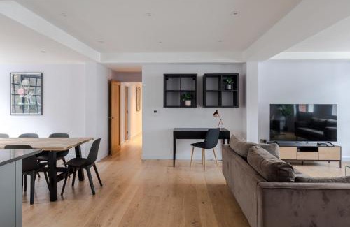 Clerkenwell Apartment | Law & Order - Farringdon - by Frankie Says
