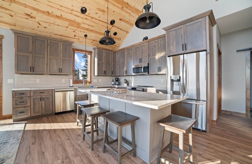 Silver Bay House | Lax Lake View Retreat