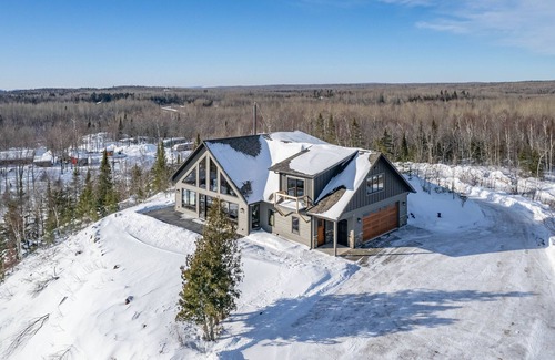 Silver Bay House | Lax Lake View Retreat