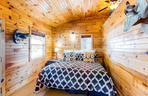 Maysville Cabin | Lay Z Lin Z Cabin | Cabin in Bentonville