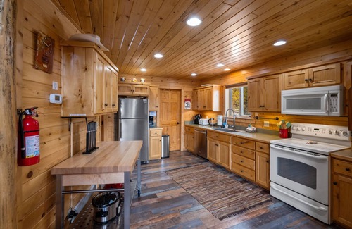 Lazy Acres House | Lazy Acres 6 Min to Yellowstone NP- Mule Deer Cabin