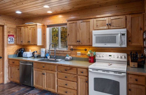 Lazy Acres House | Lazy Acres 6 Min to Yellowstone NP- Mule Deer Cabin