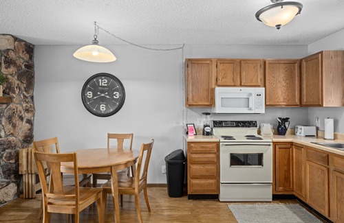Osage Beach Condo | Lazy B-01 Lazy Days Condos a Great Location For Large Family Get Together!