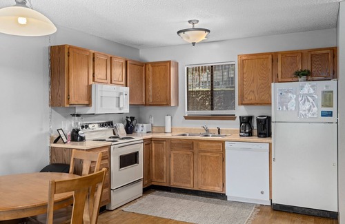 Osage Beach Condo | Lazy B-01 Lazy Days Condos a Great Location For Large Family Get Together!
