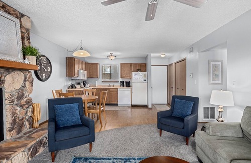 Osage Beach Condo | Lazy B-01 Lazy Days Condos a Great Location For Large Family Get Together!