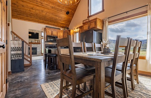 Cody House | Lazy Bear Cabin, new home in the Wapiti Valley