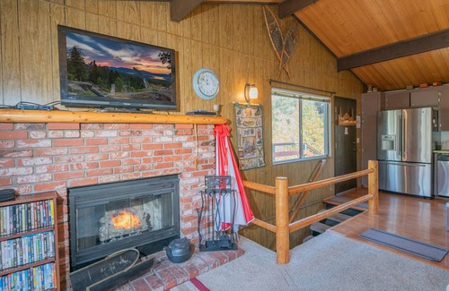 Whispering Forest House | Lazy Bear Lodge - 3BR/2BA/relaxing forest views/Smart TV/Wifi/Fenced Yard