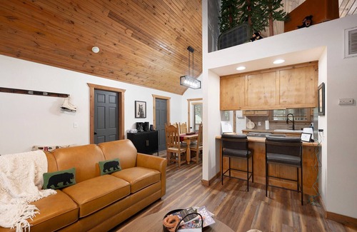 Branson West Cabin | Lazy Bear Lodge II -NEWLY updated and Pet Friendly