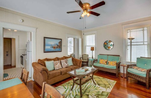 San Jacinto House | Lazy Days Summary: La