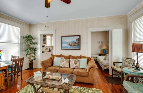San Jacinto House | Lazy Days Summary: La