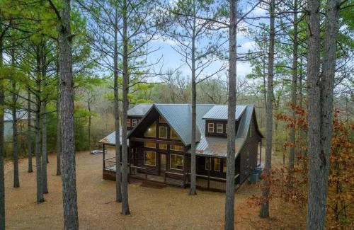 Hochatown House | Lazy Daze Lodge - Hot Tub Playset & Firepit