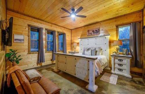 Hochatown House | Lazy Daze Lodge - Hot Tub Playset & Firepit