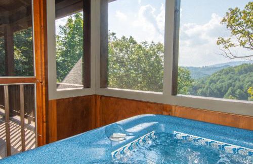 Jefferson House | Lazy Dog Log Cabin, Hot Tub, Fishing Lake, New River Access, Foosball