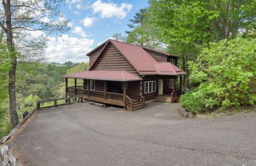 Jefferson House | Lazy Dog Log Cabin, Hot Tub, Fishing Lake, New River Access, Foosball