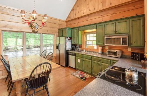 Jefferson House | Lazy Dog Log Cabin, Hot Tub, Fishing Lake, New River Access, Foosball