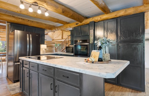 Spearfish House | Lazy Elk Lodge, Gorgeous Updated Cabin just outside of Spearfish